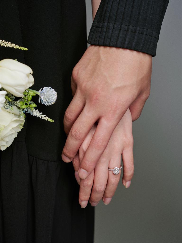 前樂天女孩Dora宣布結婚！老公正面照曝光　網驚：是Ian？