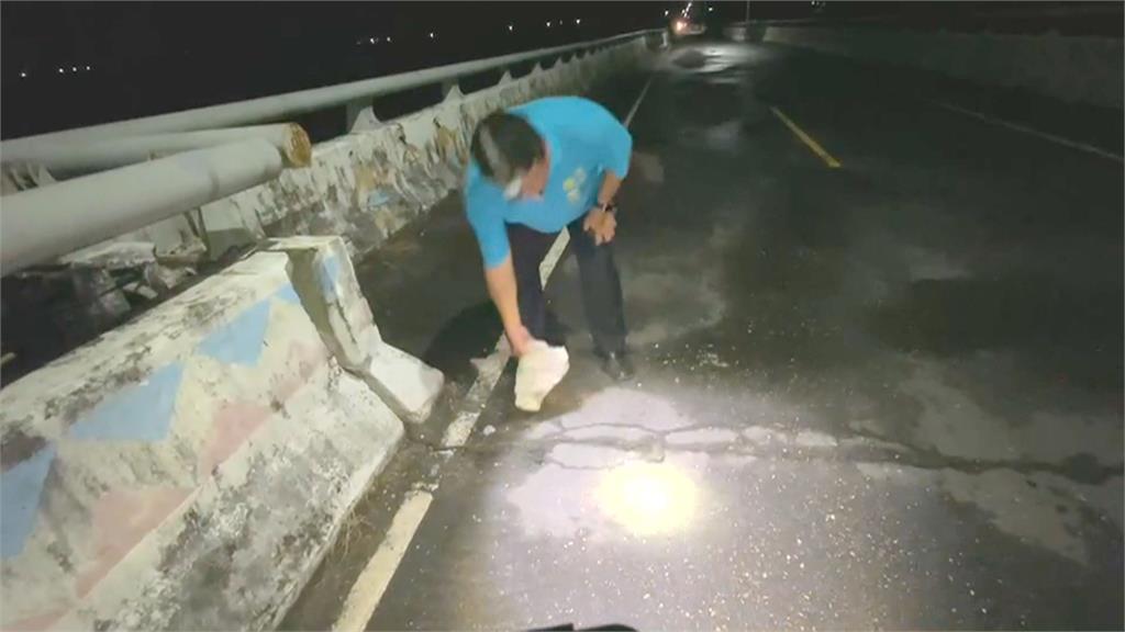 台東寶華橋錯位、納骨塔倒塌 饒慶鈴勘災說話了