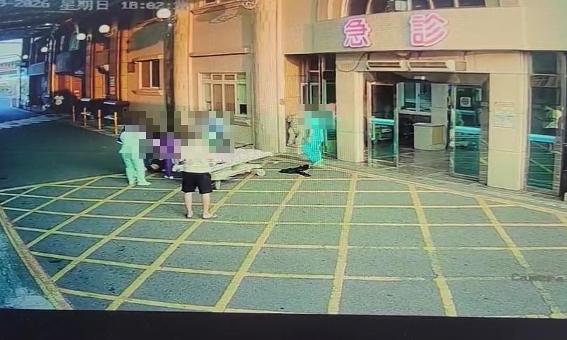 屏東男滿身血「遭塞後車廂」！黑衣人比「1手勢」拖出丟醫院　驚悚畫面曝光