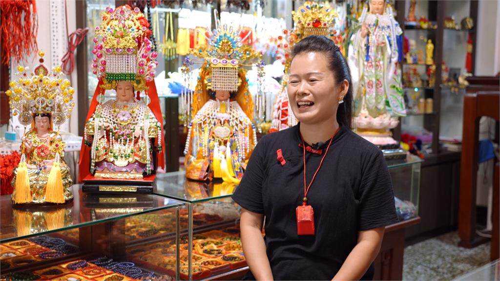 佛要金裝　女神貴氣莊嚴相　陳麗玉親手編織珠衣鳳冠