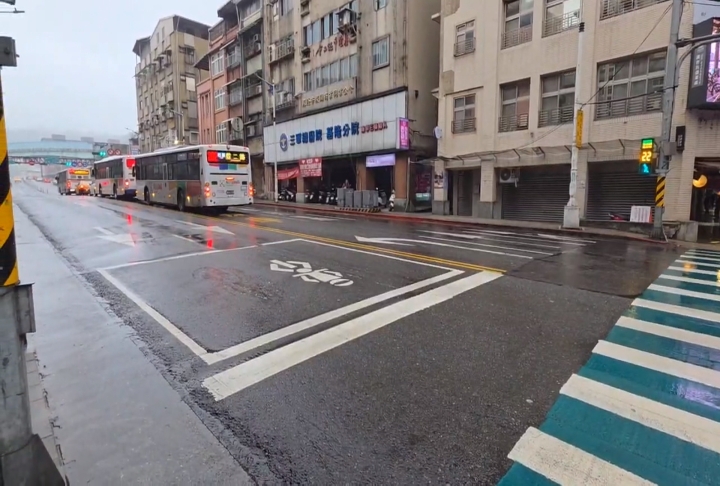 運將為閃避一路違停車輛 //被迫跨越雙白線 開上罰單
