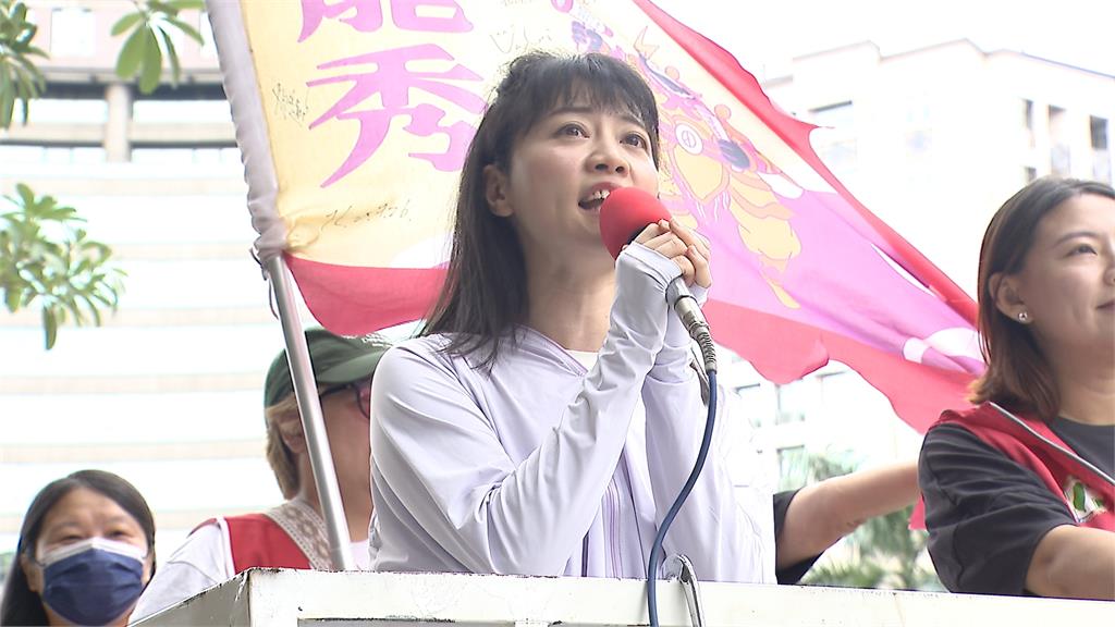 南港路邊「那卡西歌手」竟是高嘉瑜！熱唱下秒「遭地方媽媽吐槽1句」她被擊潰了