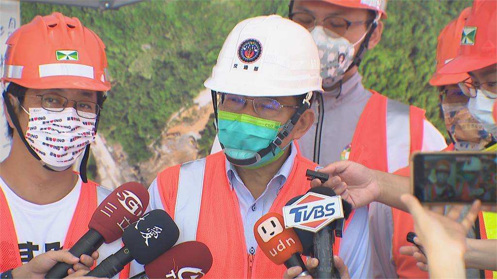 邊坡架設275支H型鋼柱　汐止交流道全面搶通