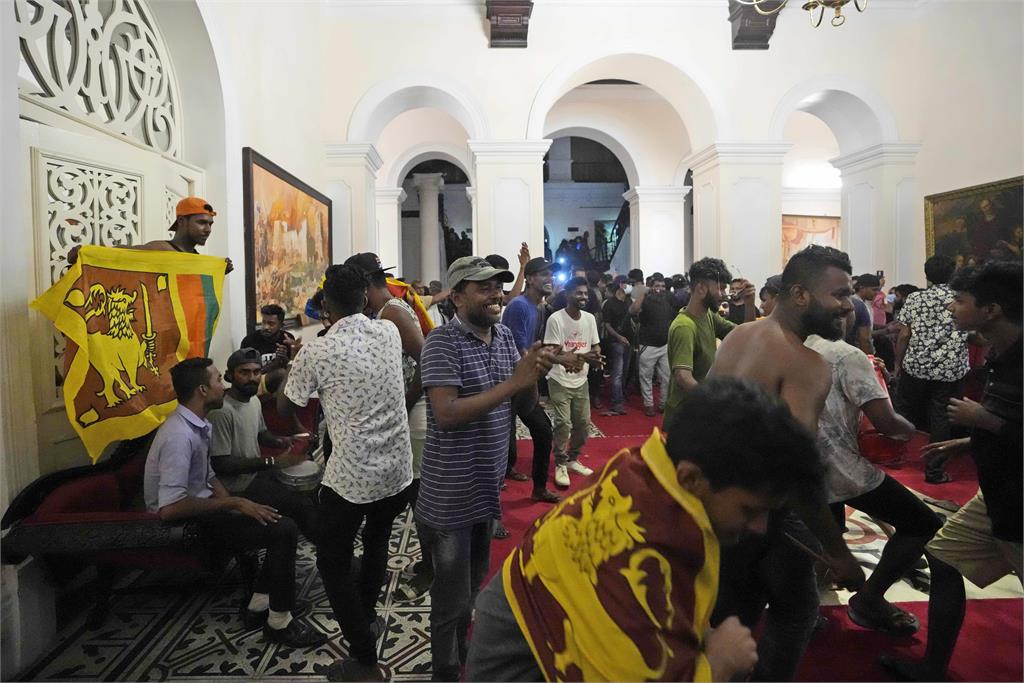快新聞／民眾怒闖官邸示威　斯里蘭卡總理、總統接連宣布辭職