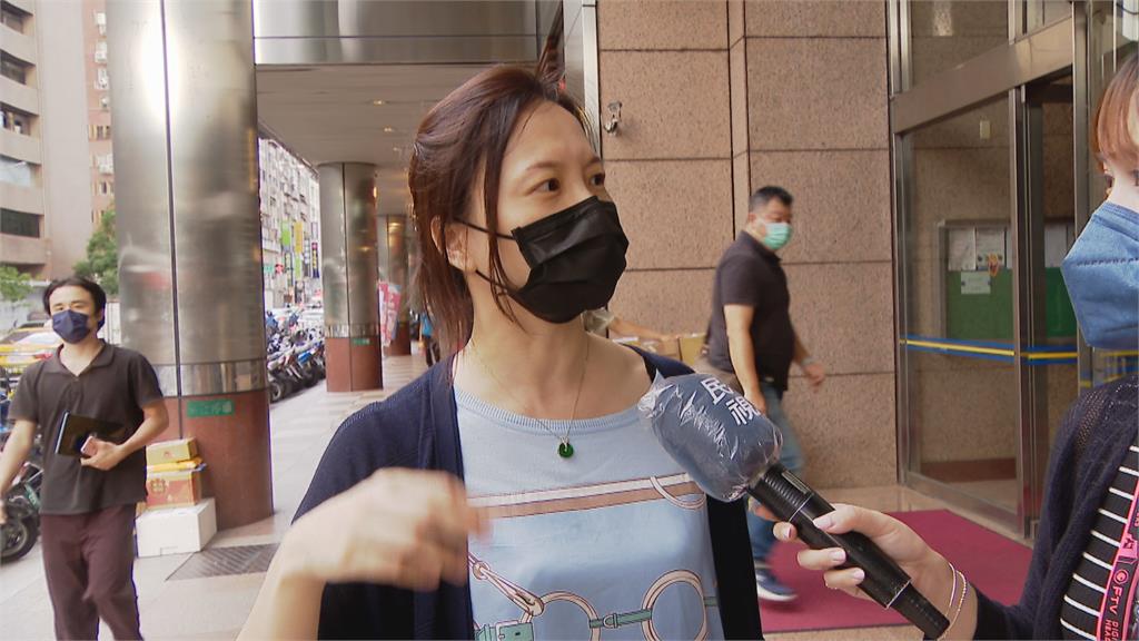 警局內比不雅手勢PO網　法官認定「表現自我」免罰！