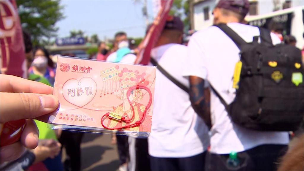 大甲媽遶境進香盛況 大批信徒爭相搶「鑽轎腳」