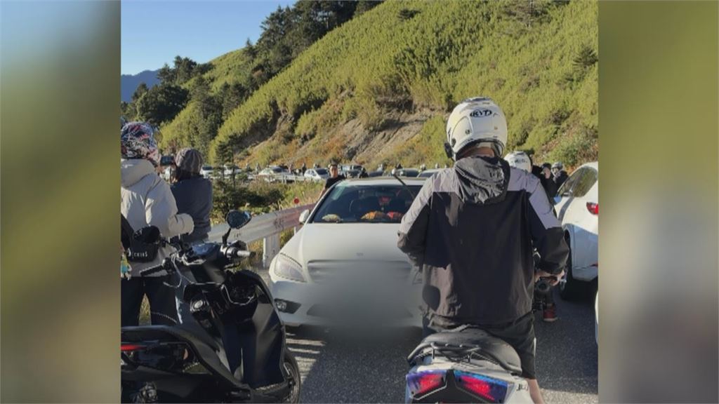 武嶺賓士男「停路中擋200車」塞爆！車主竟「逃罰單」警方揭背後原因