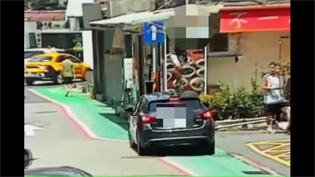 氣氣氣氣氣!違停車擋住人行道 男子竟跳上引擎蓋、踩破擋風玻璃