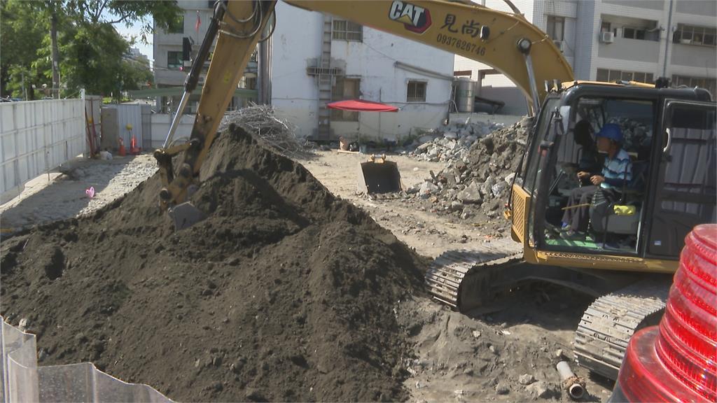 工地淹成「大池塘」未依規定清查管線 建管處:依法開罰9000元