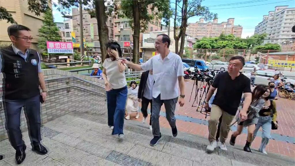 桃園好天氣！朱立倫、魯明哲偕妻投票　　鷹爸現身籲：守護家園