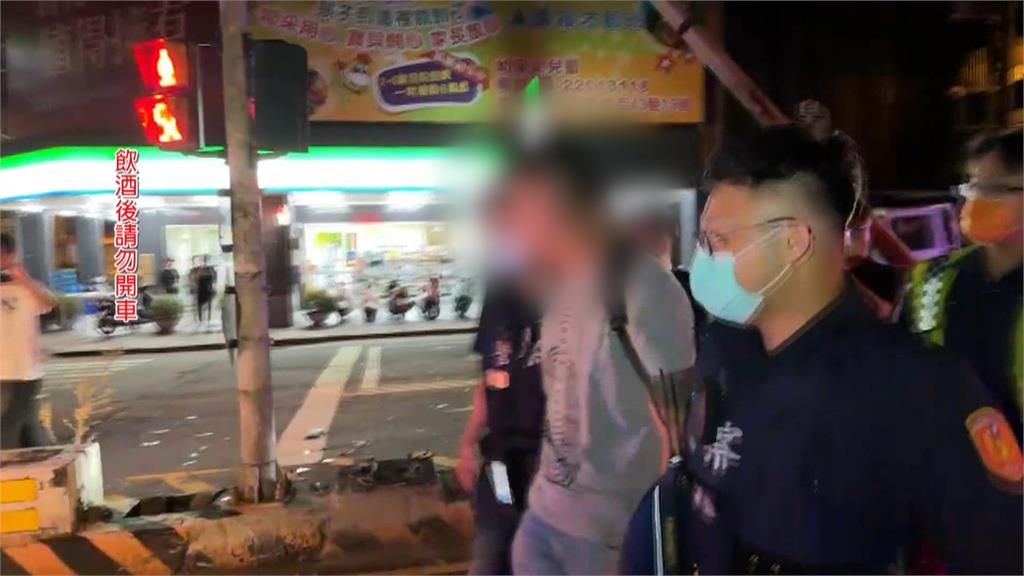 凌晨巡邏見自小客偏離車道 警盤查 駕駛「酒駕心虛」落跑 撞路燈桿
