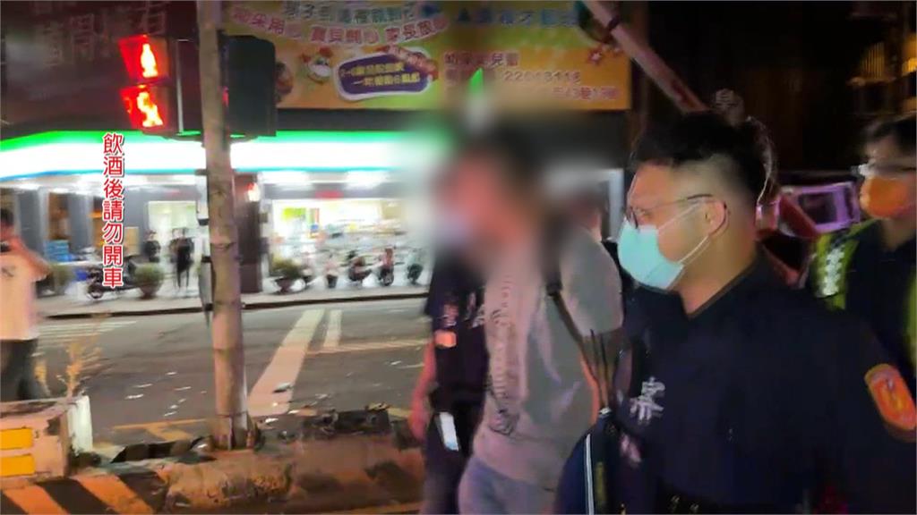 凌晨巡邏見自小客偏離車道　警盤查　駕駛「酒駕心虛」落跑　撞路燈桿