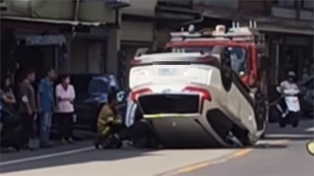 彰化76歲駕駛恍神撞車「烏龜翻」　挨撞違停車吃罰單
