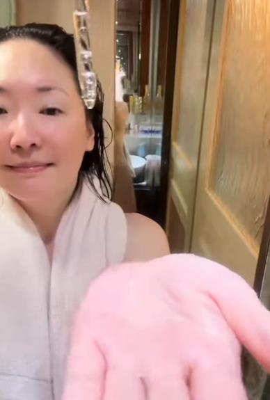 王俐人才喊IG訂閱「尺度會更寬」濕身片流出！鏡面反射「極致視角」全裸色