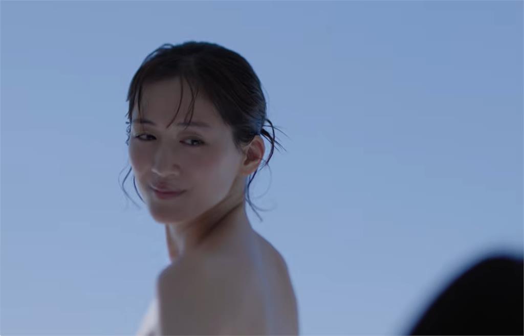 綾瀨遙破尺度拍廣告！站窗邊「上身全裸」畫面曝…網嚇壞：為了脫而脫