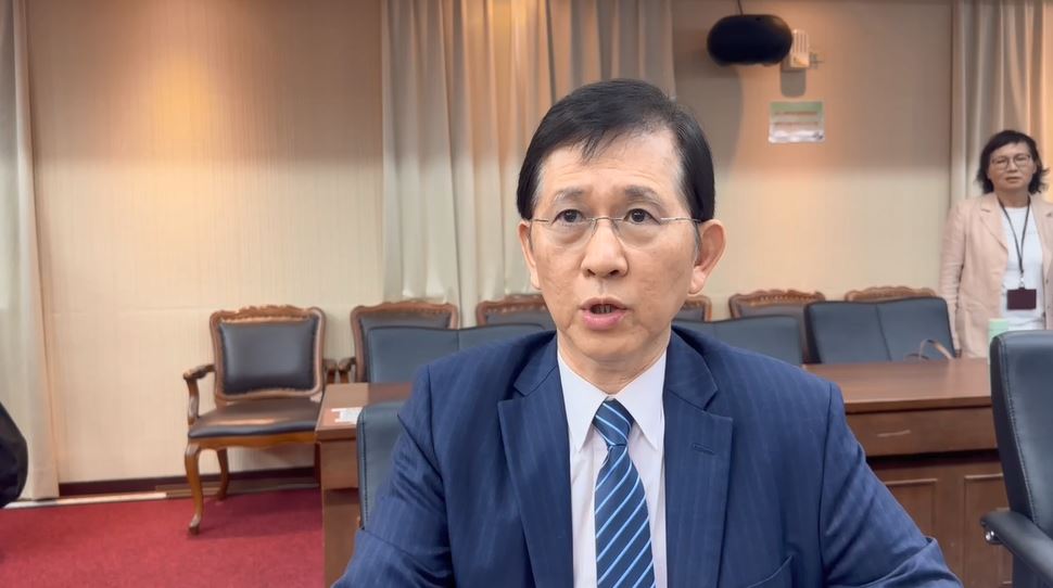 快新聞/黃國昌拿AI生成「示範帶」 質詢? 數位部長黃彥男:內容不能造假