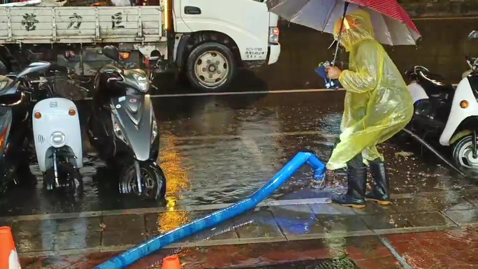 雨神夜襲桃園！馬路慘變河道　機車駛過驚現「超狂水盾」 他嚇飆3字經