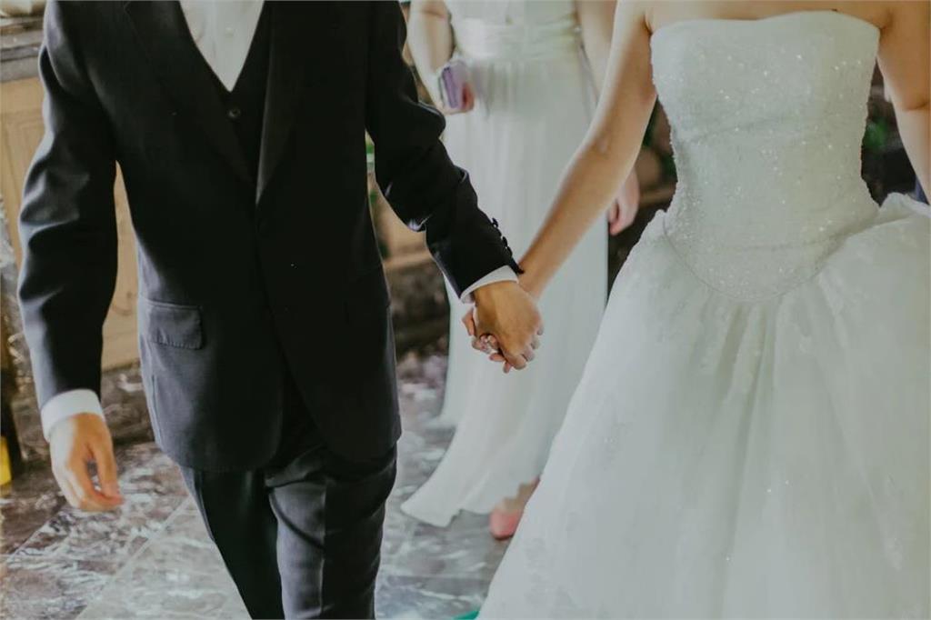 出席好友婚宴僅用「花朵遮3點」!她穿「肉色透視裝」嚇歪全場:以為全裸