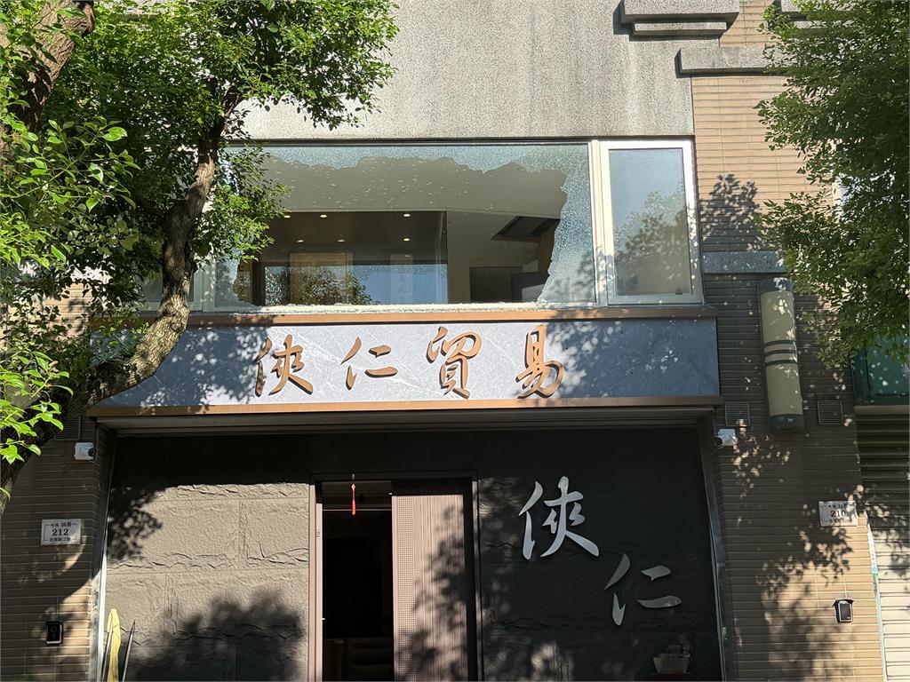 快新聞／疑黑幫尋仇？明仁會三峽堂口深夜遭開多槍　警方10點記者會說明