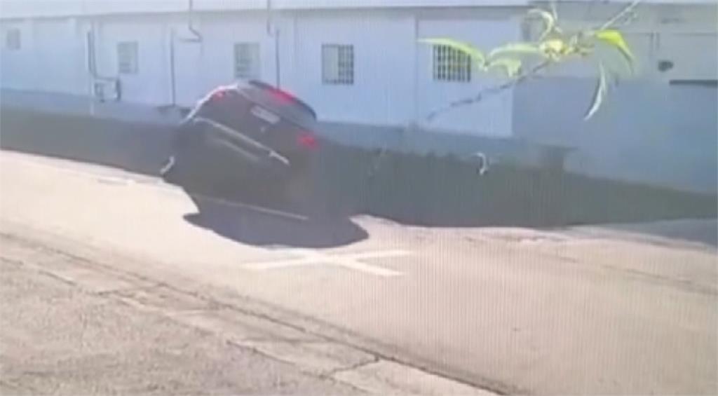 險！疑房屋陰影遮住農田　休旅車轉彎誤判距離不慎翻車