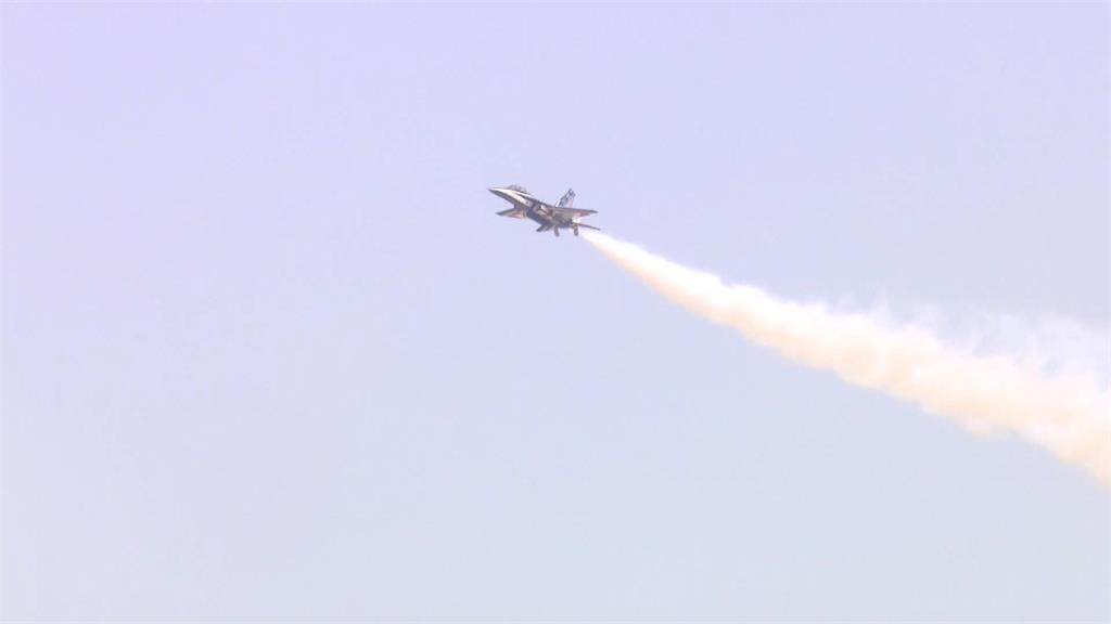 全民國防！勇鷹高級教練機換裝預演　幼兒園小朋友前來欣賞