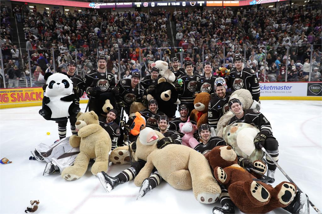 天降近7.5萬隻「泰迪熊雨」　NHL冰球隊傳統公益慶典超暖心