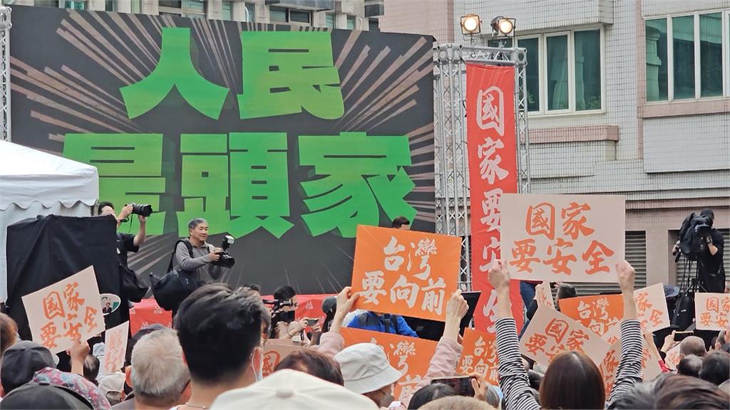民進黨首場宣講「捷運也站滿人潮」擠爆!卓冠廷感動曝畫面:台中人站出來了