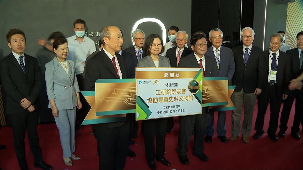 工研院50周年院慶 蔡英文致贈感謝獎給張忠謀 工研院50週年院慶 蔡總統致贈「感謝獎」給張忠謀