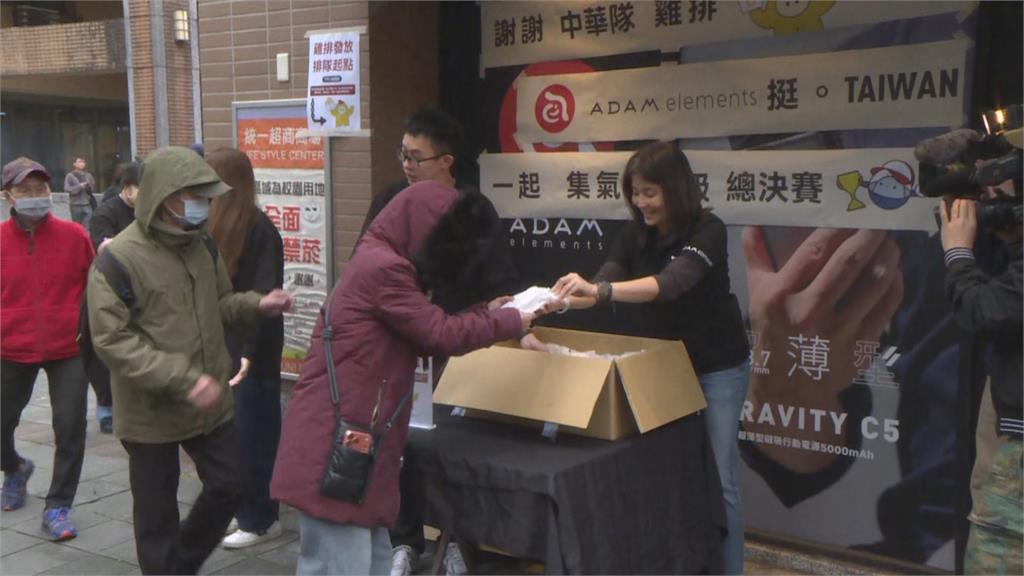 經典賽／霸氣加碼發300片雞排！老闆慶祝台韓大戰勝利　超狂排隊畫面曝光