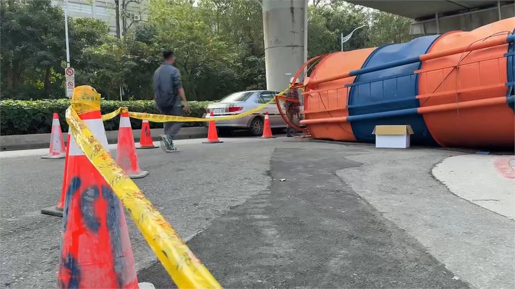 台北內湖建案水泥塔整座倒向馬路 如絕命終結站!騎士迎面撞骨折送醫