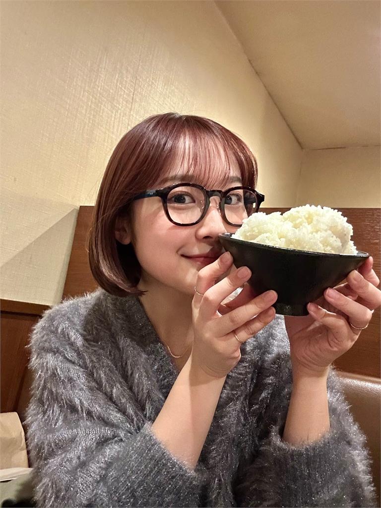 昔自爆「1天拉4次」暴紅!日本正妹主播「端出超巨一碗」震撼網:好反差