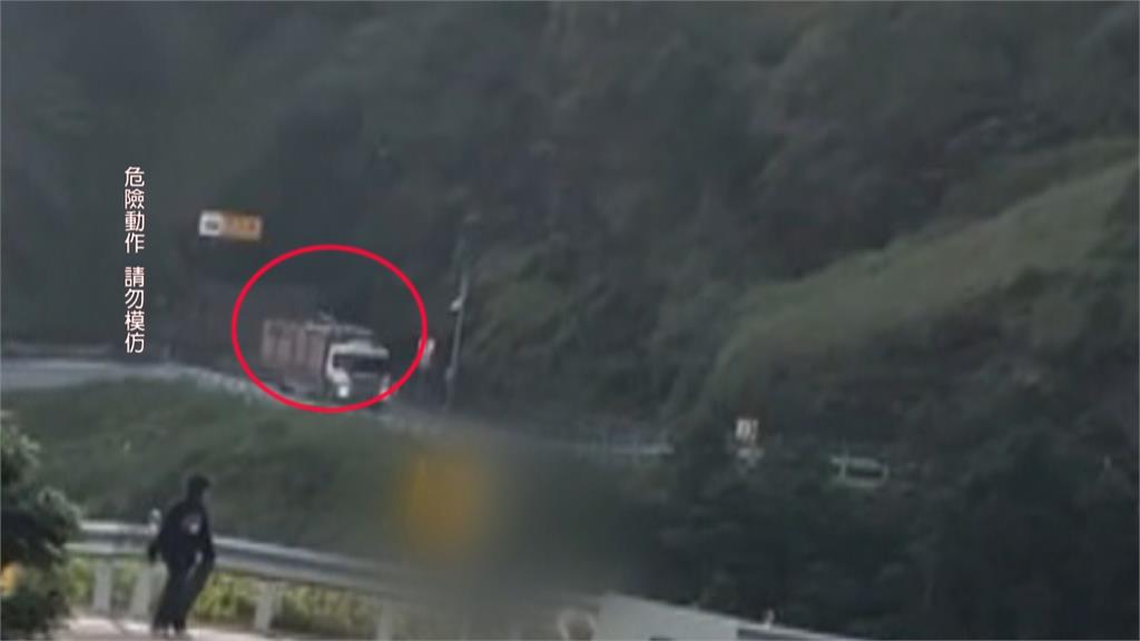 上武嶺玩命! 玩家陡坡溜滑板險墜谷 翻車狂滾畫面曝光
