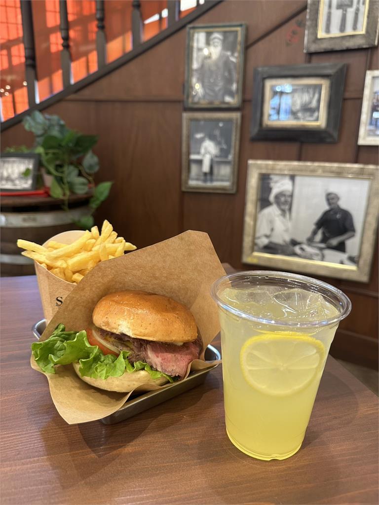 長崎美食夯！　佐世保漢堡超大尺寸又多汁　「專屬認證制度」當地才吃得到