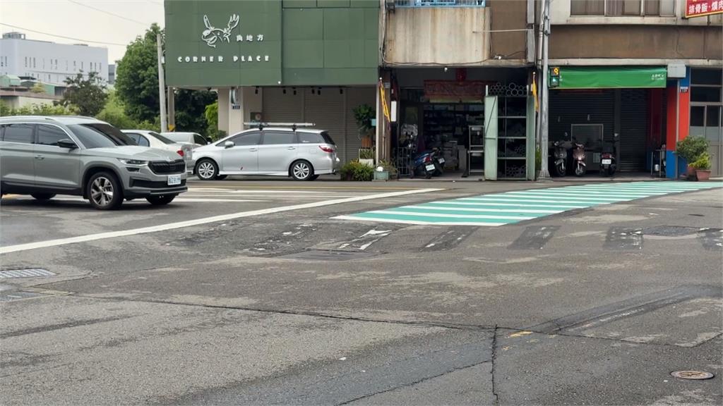 畫一半？台中驚見「斷頭」斑馬線　用路人全看傻：要走去哪？