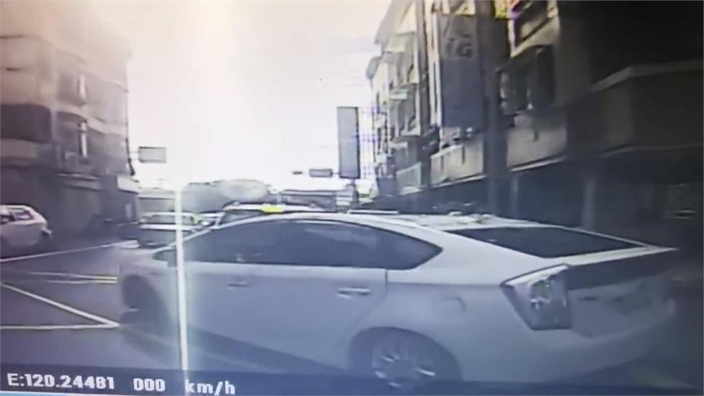 疑誤踩油門! 公車連環撞5汽機車 騎士擦挫傷