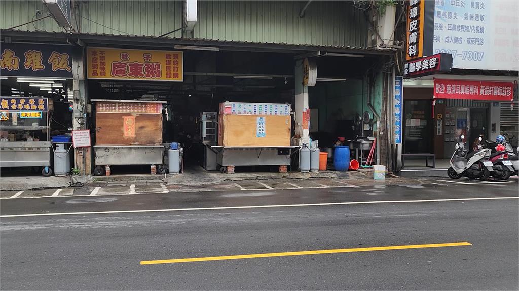 排隊買鴨肉麵「排進停車格」!騎士、顧客當街互嗆