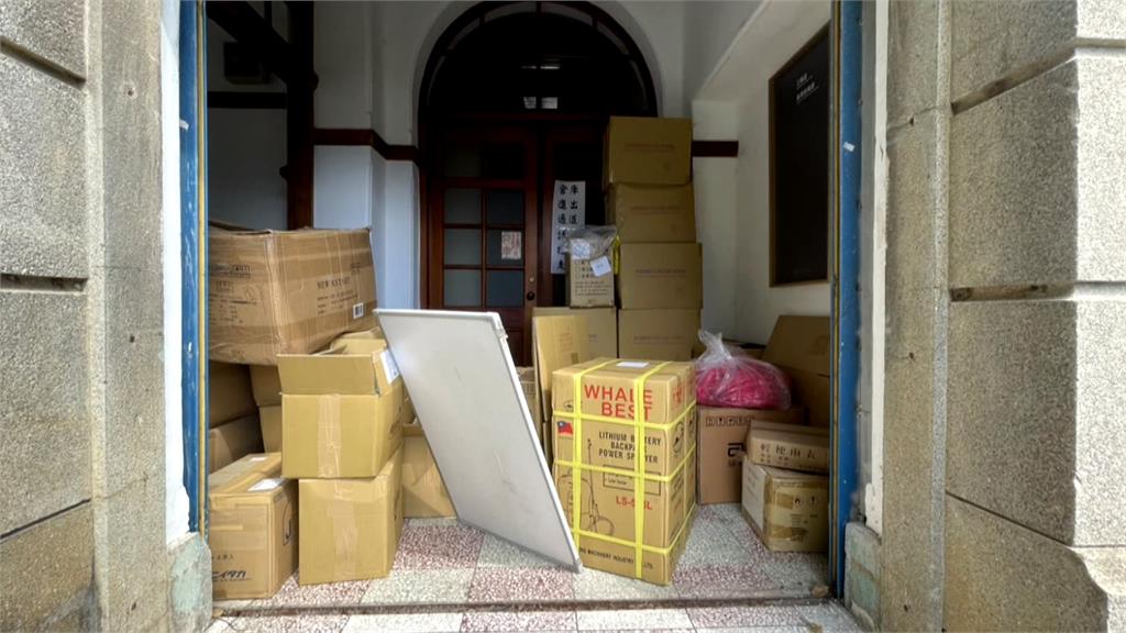 走廊堆滿雜物比人還高 「國定古蹟」新竹市府成倉庫