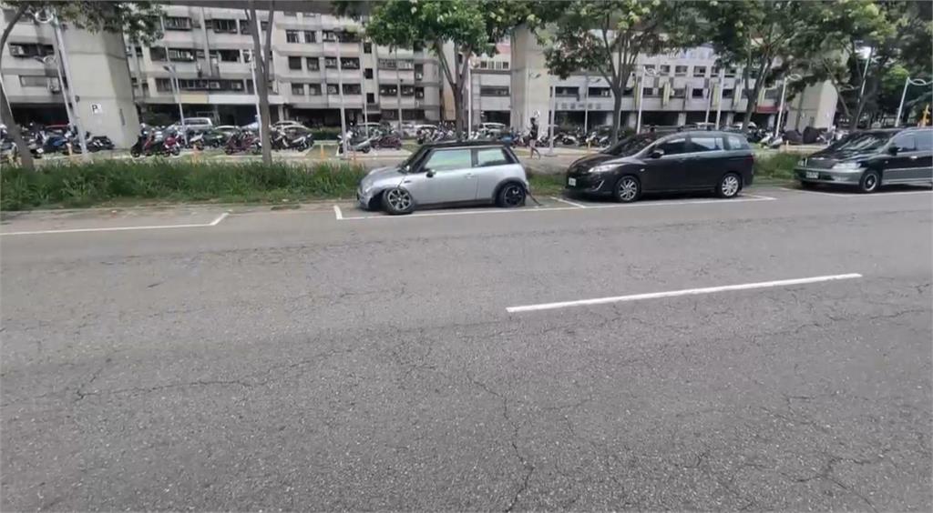 變形金剛 ? 轎車「外觀詭異」停路邊 輪胎外八.保險桿脫落