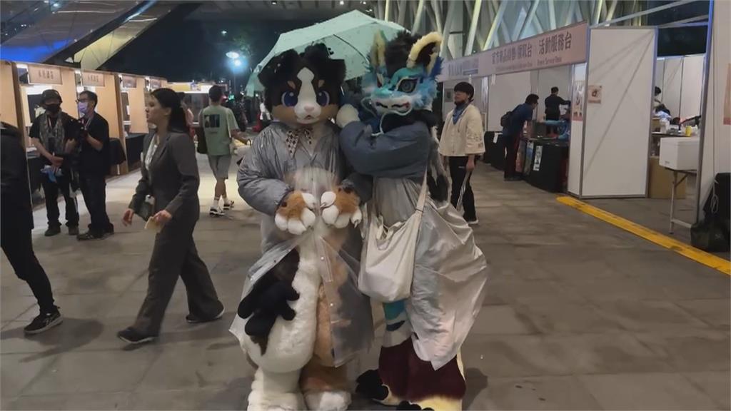 16國「獸裝扮演者」齊聚點燈　毛毛大軍萌翻全場