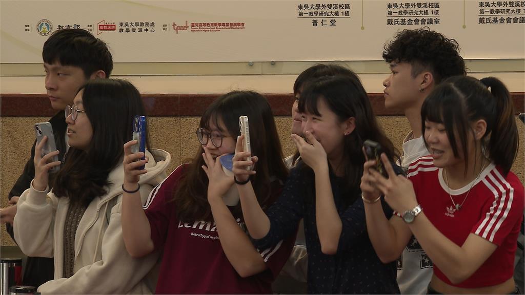 蔡英文校園演講人氣超旺　社群是本人回覆？小英「這樣回」