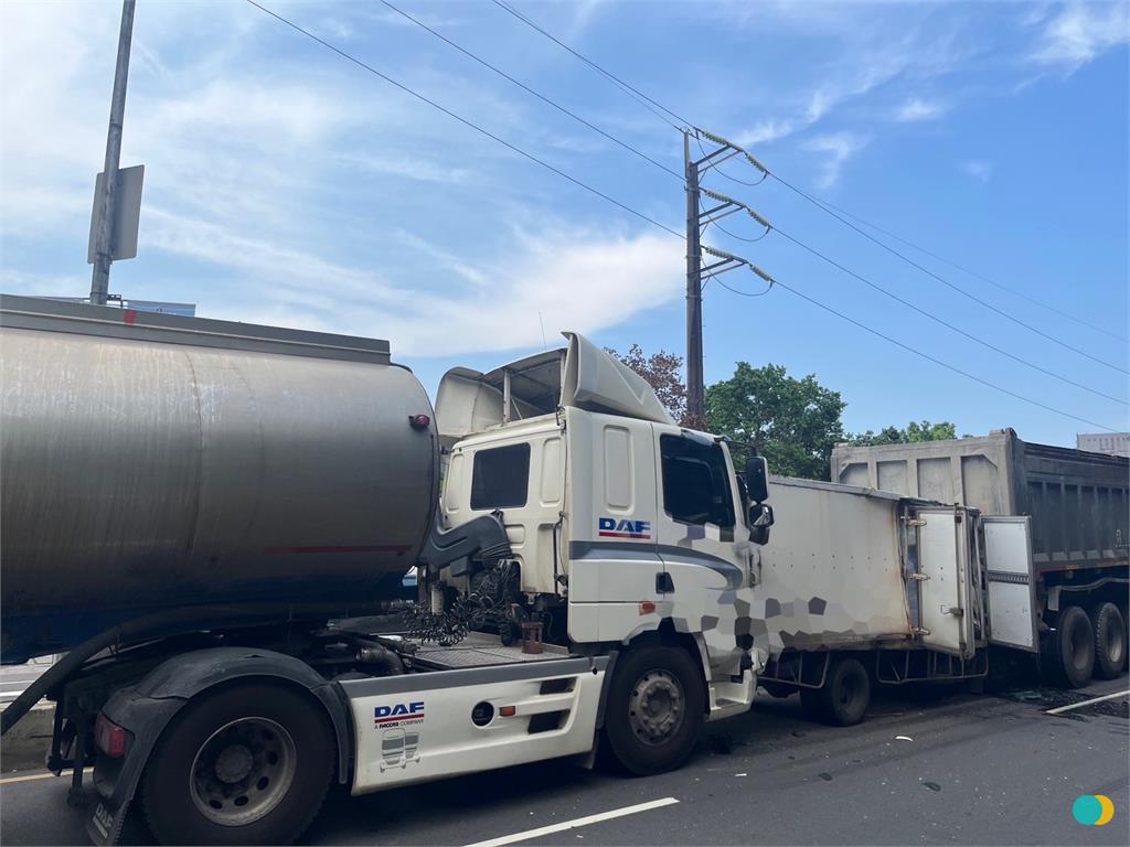 快新聞／三峽恐怖車禍！小貨車遭前後夾擊成三明治　駕駛幸運撿回小命