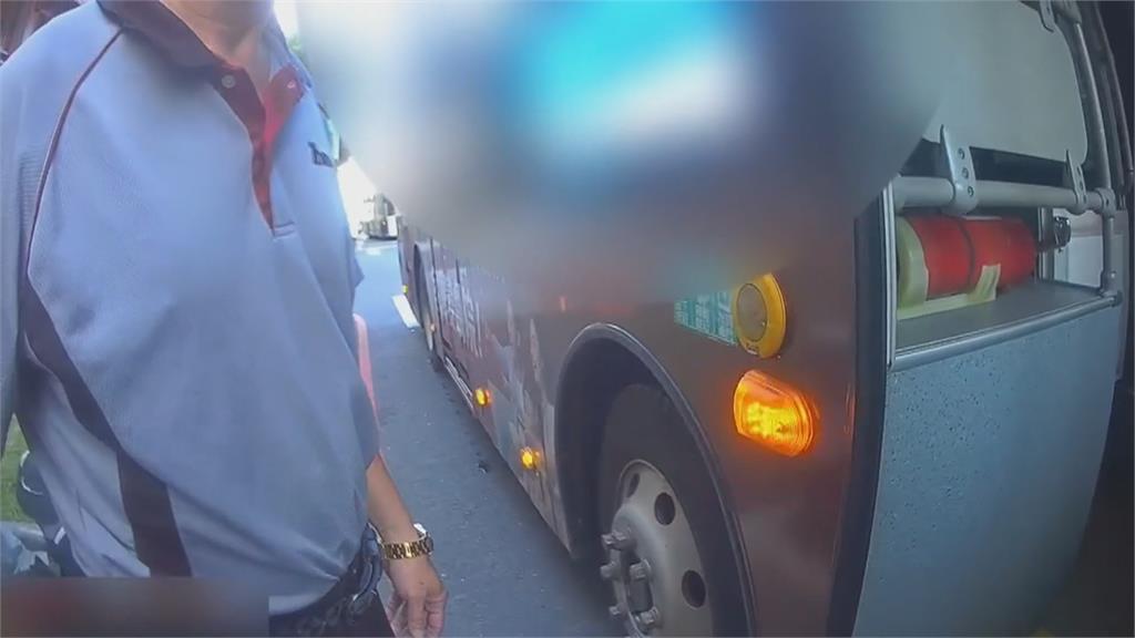 危險！翁攔公車未果竟「肉身擋車」　上前理論阻礙交通