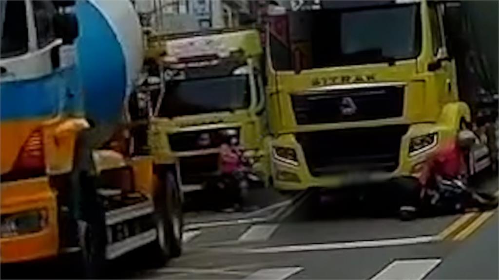 硬插鬼切!騎士2大卡車間鑽出 後車「撞上急煞」嚇壞目擊者