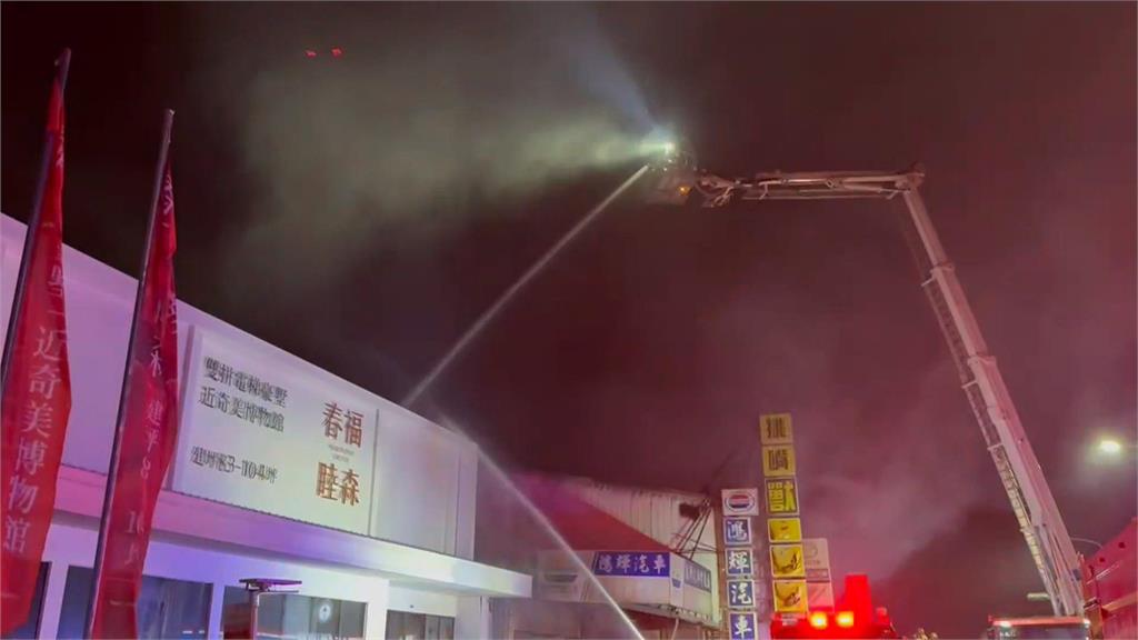 台南仁德汽修廠大火 大火延燒左右兩邊建築都遭殃
