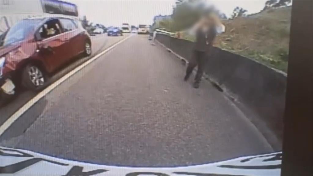 國道失控自撞護欄！　轎車翻滾３圈　車頭全毀、輪胎飛出