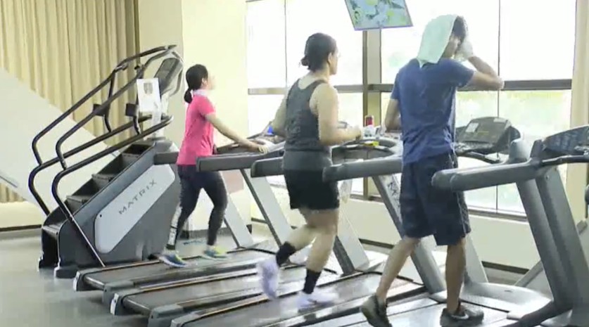 春節9天連假打牌追劇「怕長肉」？醫推「運動零食」新觀念：快走5分鐘就有效