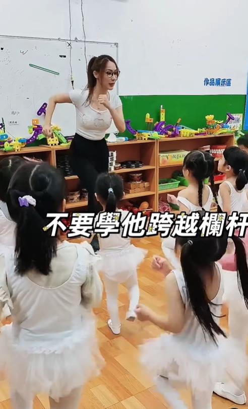 台版「挖呀挖老師」來了 超正幼兒園女師帶動唱「諷1類人」鬣狗入歌詞