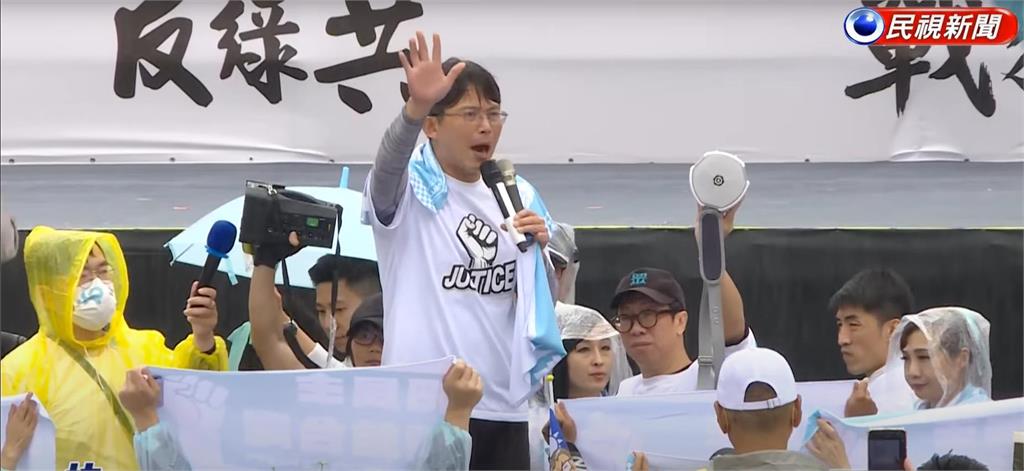 黃國昌426提前5小時打卡凱道!淋雨挺志工「眼鏡+頭髮全濕」小草猛舉旗卡位了