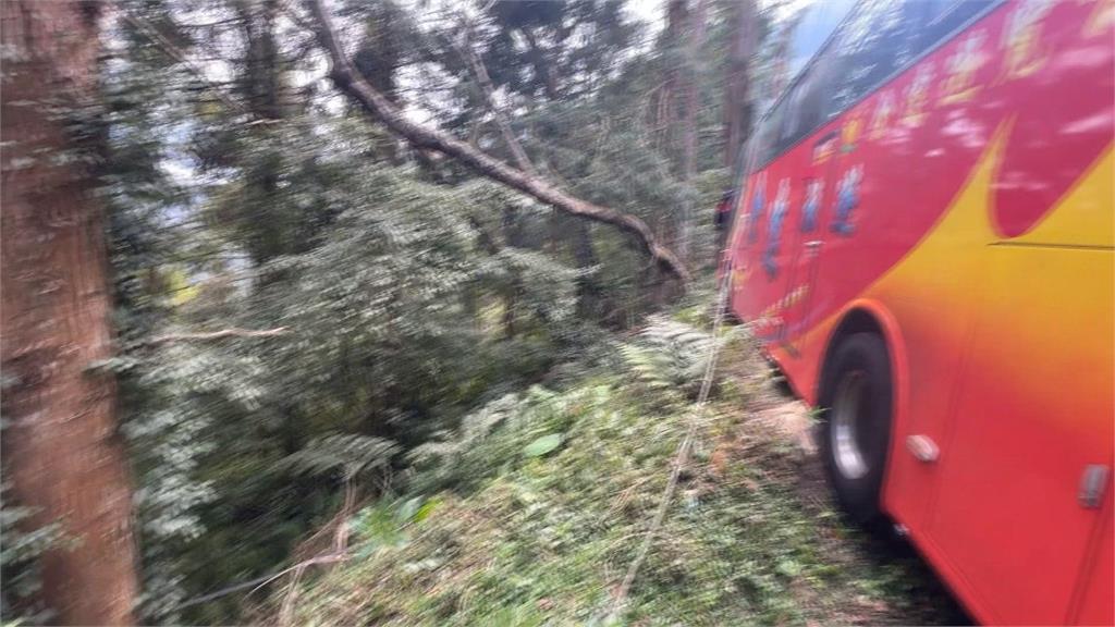 竹山遊覽車自撞電桿險掉山坡 警到場車上竟空無一人