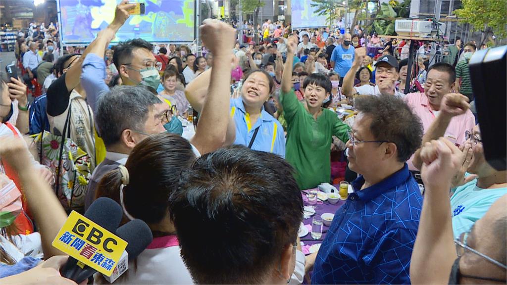 尷尬!柯P「急轉彎」避開陳時中 上台致詞狂被鞭炮干擾